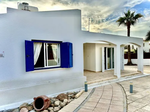 Amazing 3 bedroom Bungalow in the heart of Coral Bay close to centre and beach