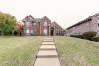 Beautifully renovated 4 bedroom home w/ fireplace Hotels near Custers Park Shopping Center