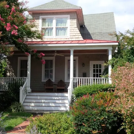 Fantastic Spacious Eastport Home Easy Walk to Everything & Parking for 6 Cars!