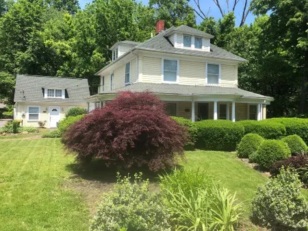 Beautiful Victorian built in 1912 “The Brookside Manor” in Berkeley Springs WV Отели рядом с достопримечательностью «Парк штата Беркли Спрингс»