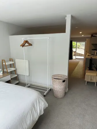 Studio Apartment 100 meters from lake and walking track Отели в г. Кромвель