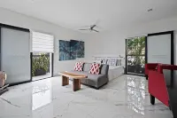 Spacious studio in great local neighborhood Hotels in 
