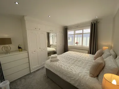 Luxury on one level, Fully Refurbished, Brand New! Hotels near Thornton Little Theatre