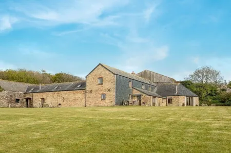 Unique luxury 3 bedroom barn with stunning rural views sleeps 6, near Padstow Отели рядом с достопримечательностью «Bedruthan Steps»