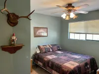 Rustic 2 Bedroom Cabin 1 in a Peaceful Forest! Hotels in Pinetop-Lakeside