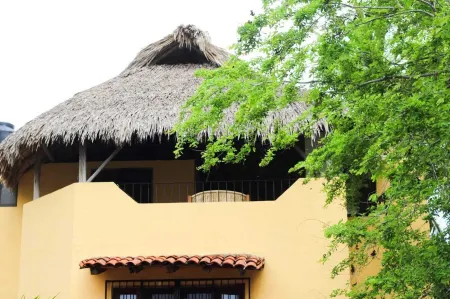 Acogedora palapa privada cerca de la playa.