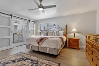 Theme Park Retreat, 4BR near Universal Studios Hotels near The Orlando Eye