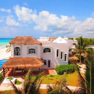 Villa Canteena, Gorgeous Beach Front Villa, Infinity Pool on Secluded Property