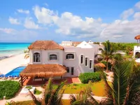 Villa Canteena, Gorgeous Beach Front Villa, Infinity Pool on Secluded Property