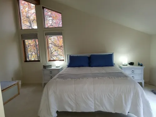 Westwood Luxurious Living ~ 1 Bedroom Apartment ~ Lovely!