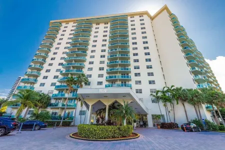 Apartment Ocean View Steps Away from the Beach in Sunny Isles Miami Luxury Отели рядом с достопримечательностью «Sunny Beach Billiards»