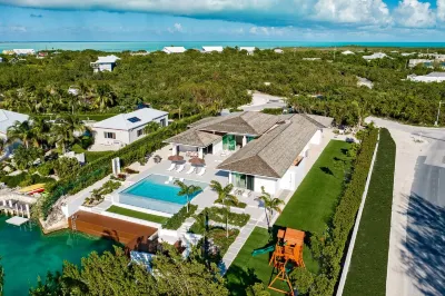 Luxury Villa - 4 Bedroom Waterfront Property