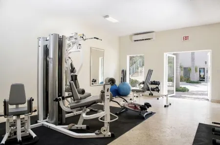 Modern Condo w/ resort amenities. Steps from Grace Bay Beach Отели в г. The Bight Settlement