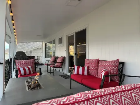 The View on 87th Osoyoos 2 bedroom, 1.5 bath, covered patio view vacation home. Отели рядом с достопримечательностью «NK'MIP Cellars»