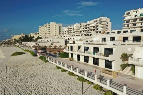 Casa Luna, Cozy Beachfront Apartment in Cancun Hotel Zone.