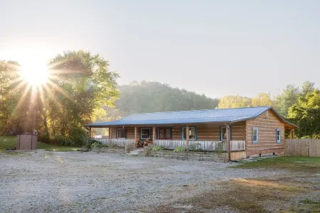 3 min to BCSP+Hot Tub+Fire Pit+Swing Set+Games+Pet Friendly!