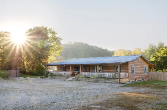 3 Min to Brown County State Park+Hot Tub+Fire Pit+Swing Set+Games