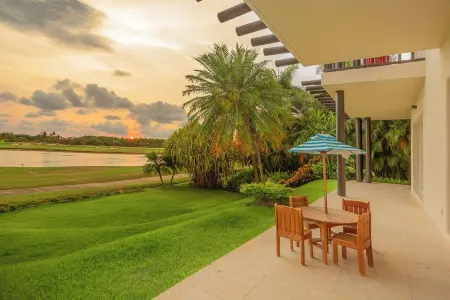 Ground-Floor Family Oasis with Double-Size Pool, Lake View & 4 Spacious Bedrooms Отели рядом с достопримечательностью «Playa punta mita»