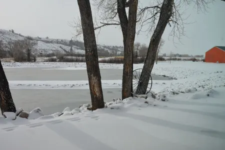 "The Patriot" -a renovated duplex in Dubois WY. Welcome Veterans & Snowmobilers!