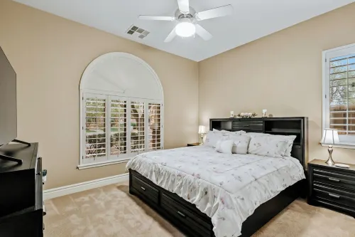 豪華靜居 帶恆溫泳池和隱蔽遊戲室 6 臥室住宅 by RedAwning