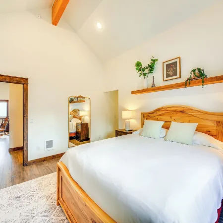 Balcony & Patio w/ Mtn Views! Bonners Ferry Escape