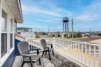 8 Mi Barnegat Lighthouse Apt with Balcony! Hotel a Manahawkin