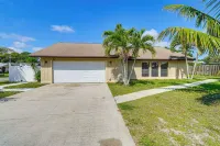 1 Mi to Dtwn Stuart: Bright Home w/ Pool & Spa! - Kitchens
