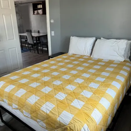12 Ashworth Ave Suites