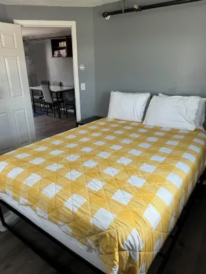 12 Ashworth Ave Suites