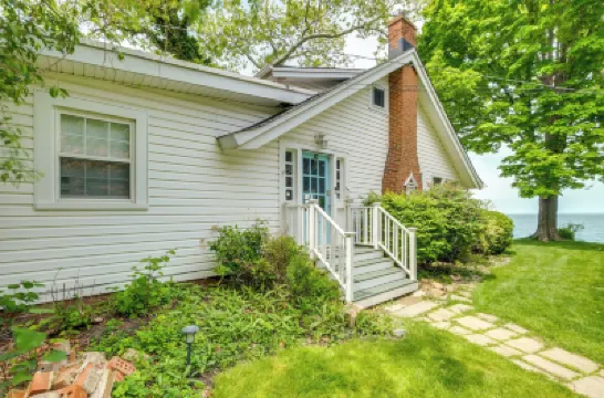 Coastal Lake Erie Cottage w/ Amazing Water Views! Hotels in 