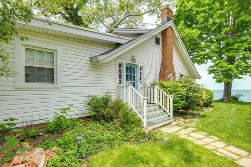Coastal Lake Erie Cottage w/ Amazing Water Views! Hotel a Willowick