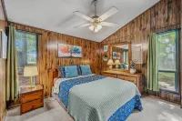 Country Comfort - Wifi, Fireplace, Golfing, Hiking, Deck, Pool Access