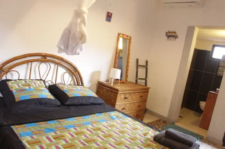 Ouaka Hotel Отели в г. Kadiogo