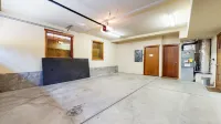 Grayfox 2 Pet-Friendly, 5-Star with Private Hot Tub, 2 Car Garage and Prime Location Condo