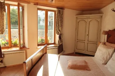 Golden Lion Hotels in Врес сюр Сьомоа