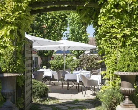 Hôtel Aux Vieux Remparts the Originals Relais Hotels in Provins