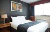 The Broughton Hotel by Greene King Inns - موقف سيارات