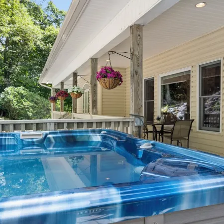 Elevated Lifestyle, Spacious 6 Bdrm w/ Hot Tub!
