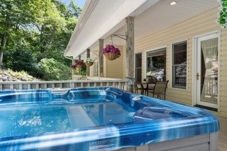 Elevated Lifestyle, Spacious 6 Bdrm w/ Hot Tub!