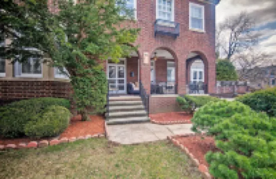 Reading Apt, Walk to Shops, Dining and City Park!
