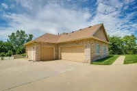 Junction City Home w/ Hot Tub - Near Milford Lake! - parking