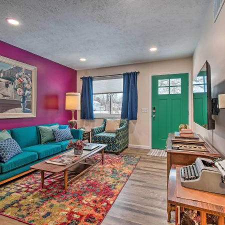 Ideally Located House - 9 Mi from Route 66!