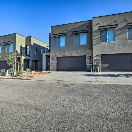 Luxury Moab Vacation Rental w/ Pool Access!