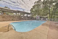 Cozy Branson Townhome 1 Mi to Silver Dollar City! - Parkplatz