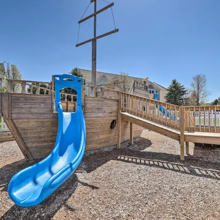 Bright Manistee Condo w/ Beach + Pool Access!