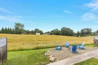 Peaceful Farmhouse Retreat: Hot Tub & Meadow Views. Zero Pet Fee!