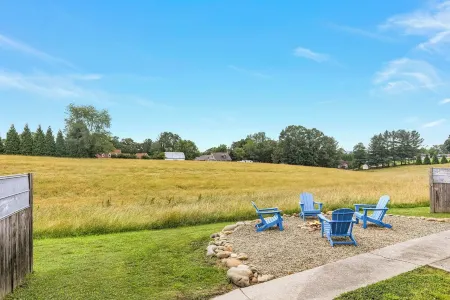 Fresh Air, Hot Tub, Parkway, Hiking, Biking, Pets, Farm, Shopping, Skiing