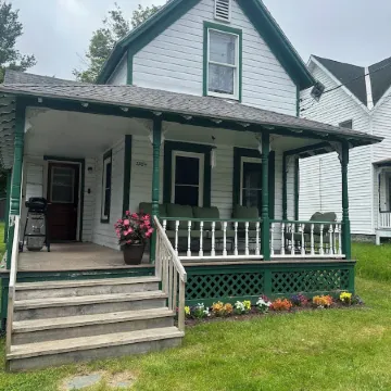 The Guides House • Cozy Main St Stay with Porch Views