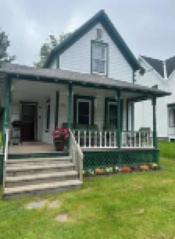 The Guides House • Cozy Main St Stay with Porch Views