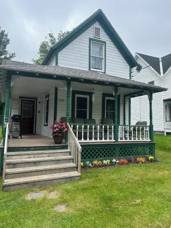 The Guides House • Cozy Main St Stay with Porch Views Отели в г. Олд Фордж